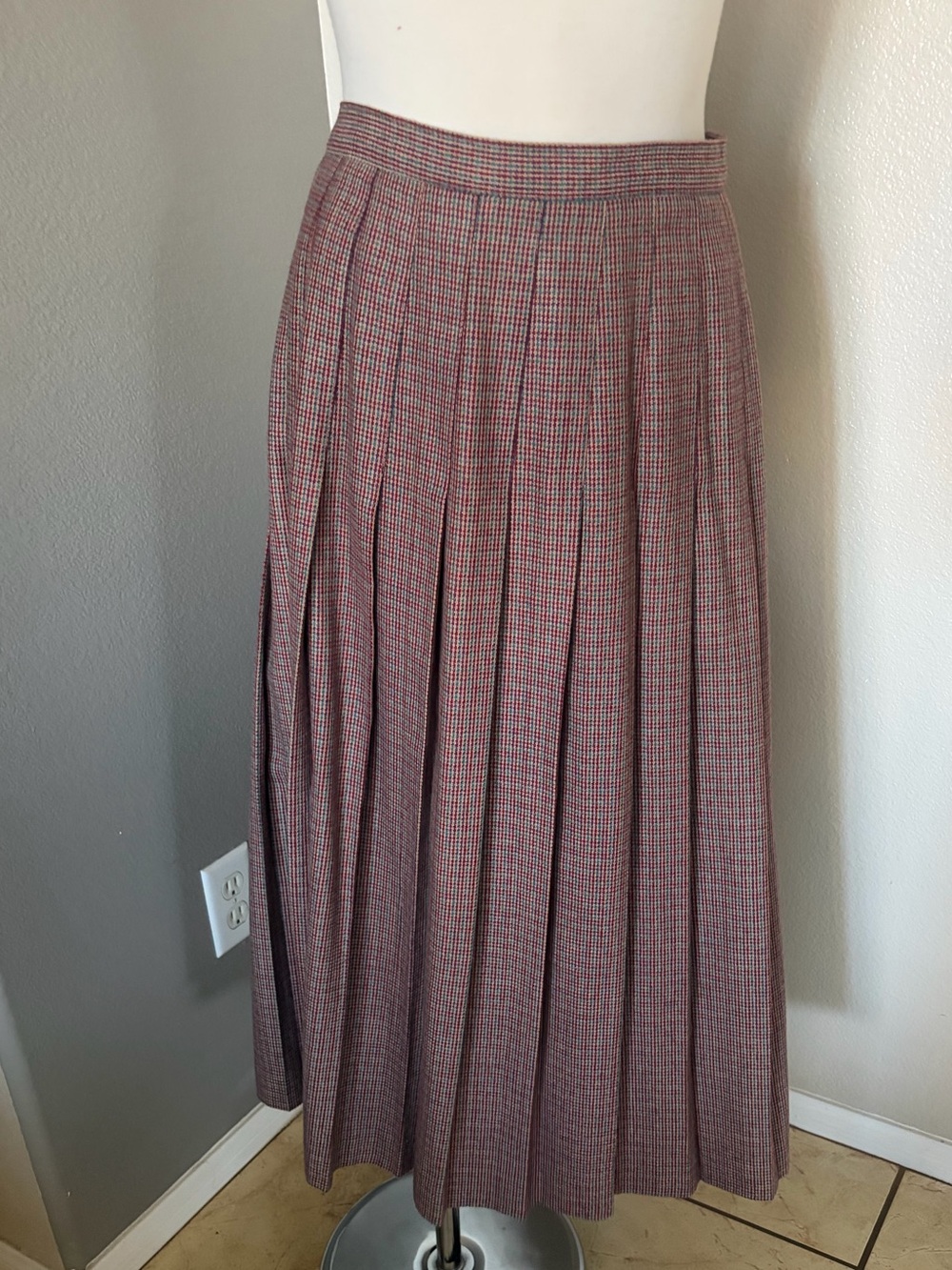 Vintage Pleated Midi Skirt in Burgundy Houndstooth